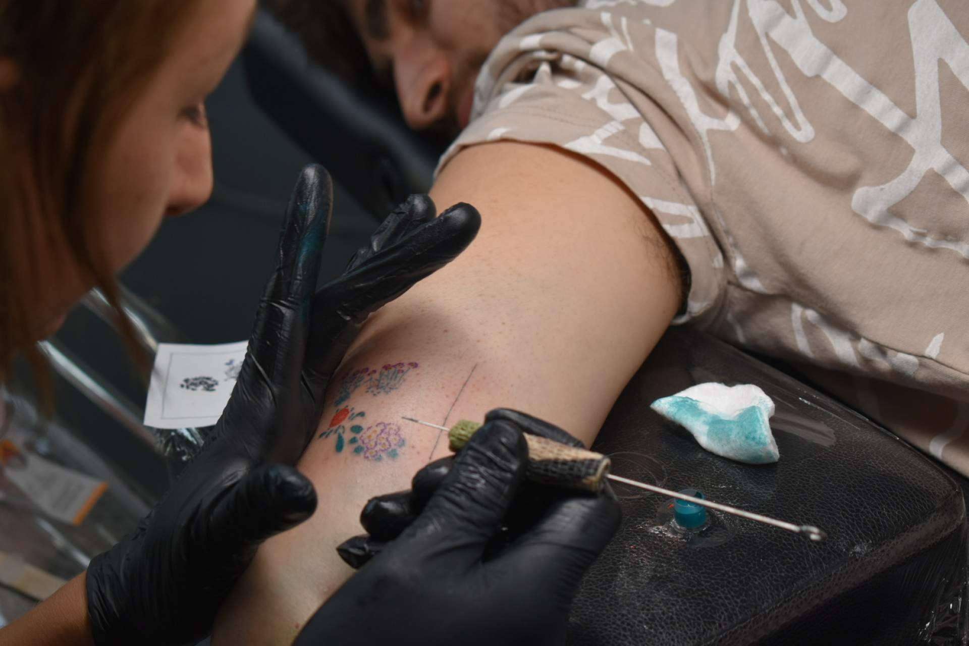 ¿Cómo hacer handpoke?, los cursos de Wanda Tatua