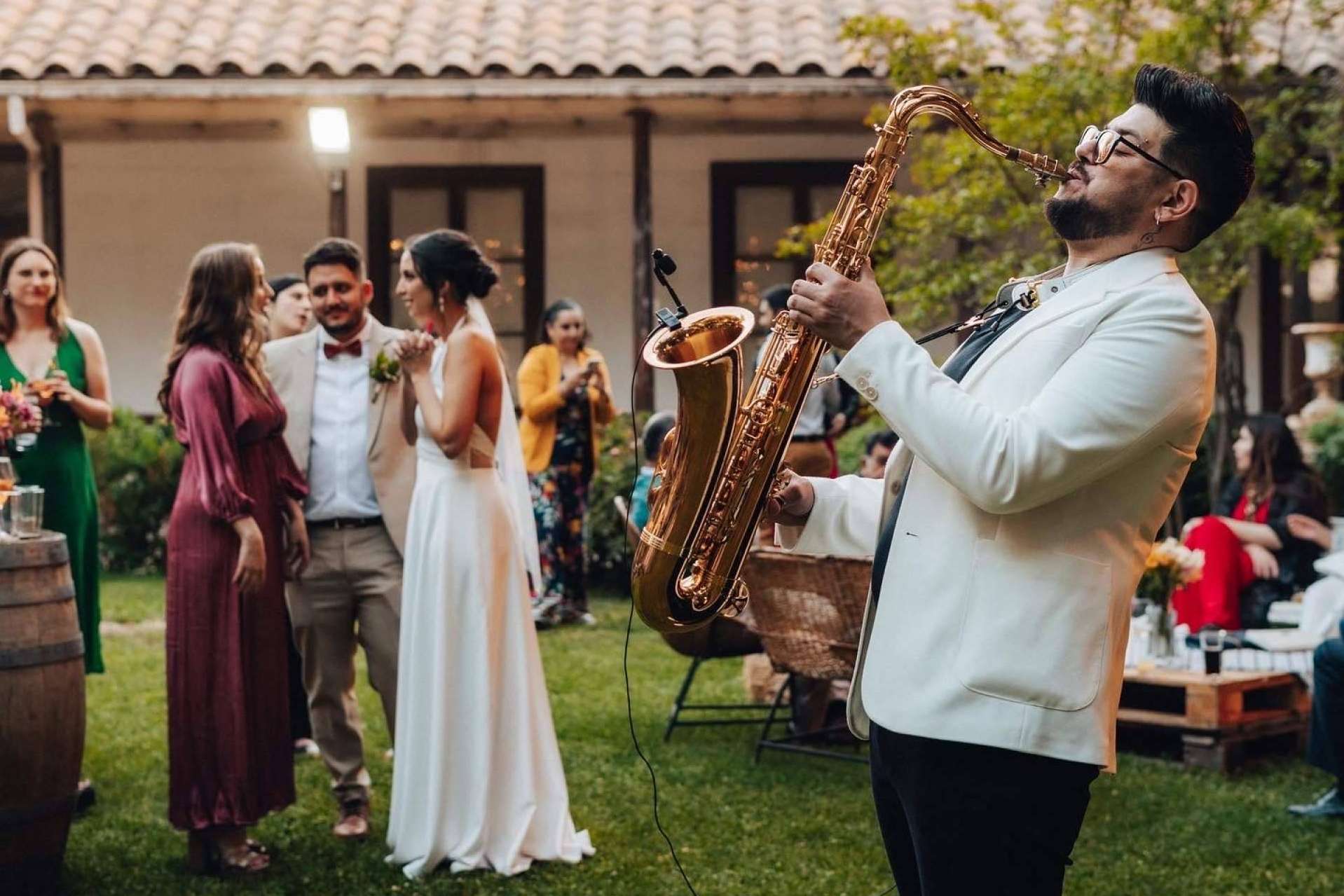 La música en vivo de un saxofonista aporta valor a la celebración de matrimonio