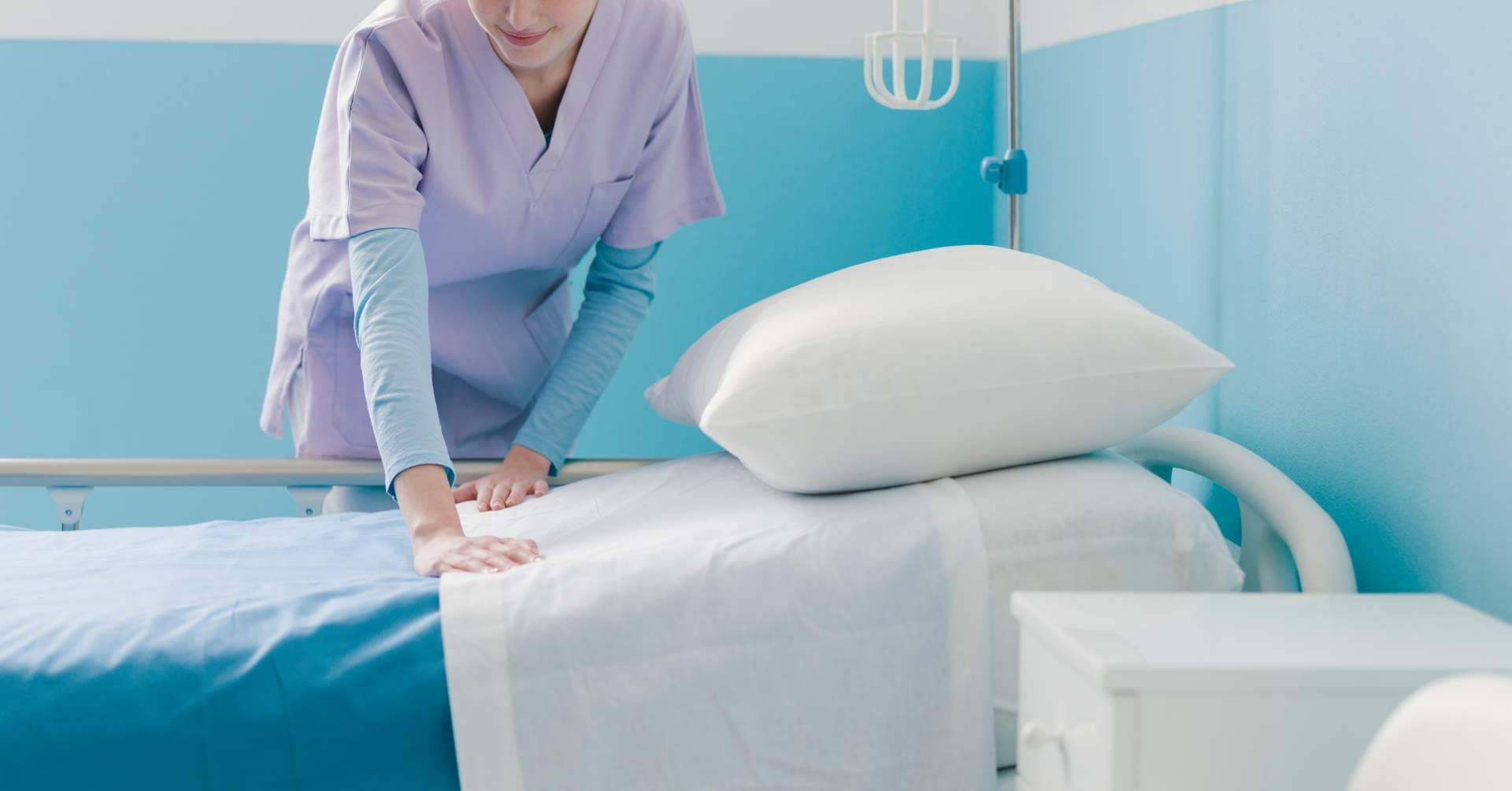 Camas hospitalarias eléctricas y mecánicas en EQUIMED