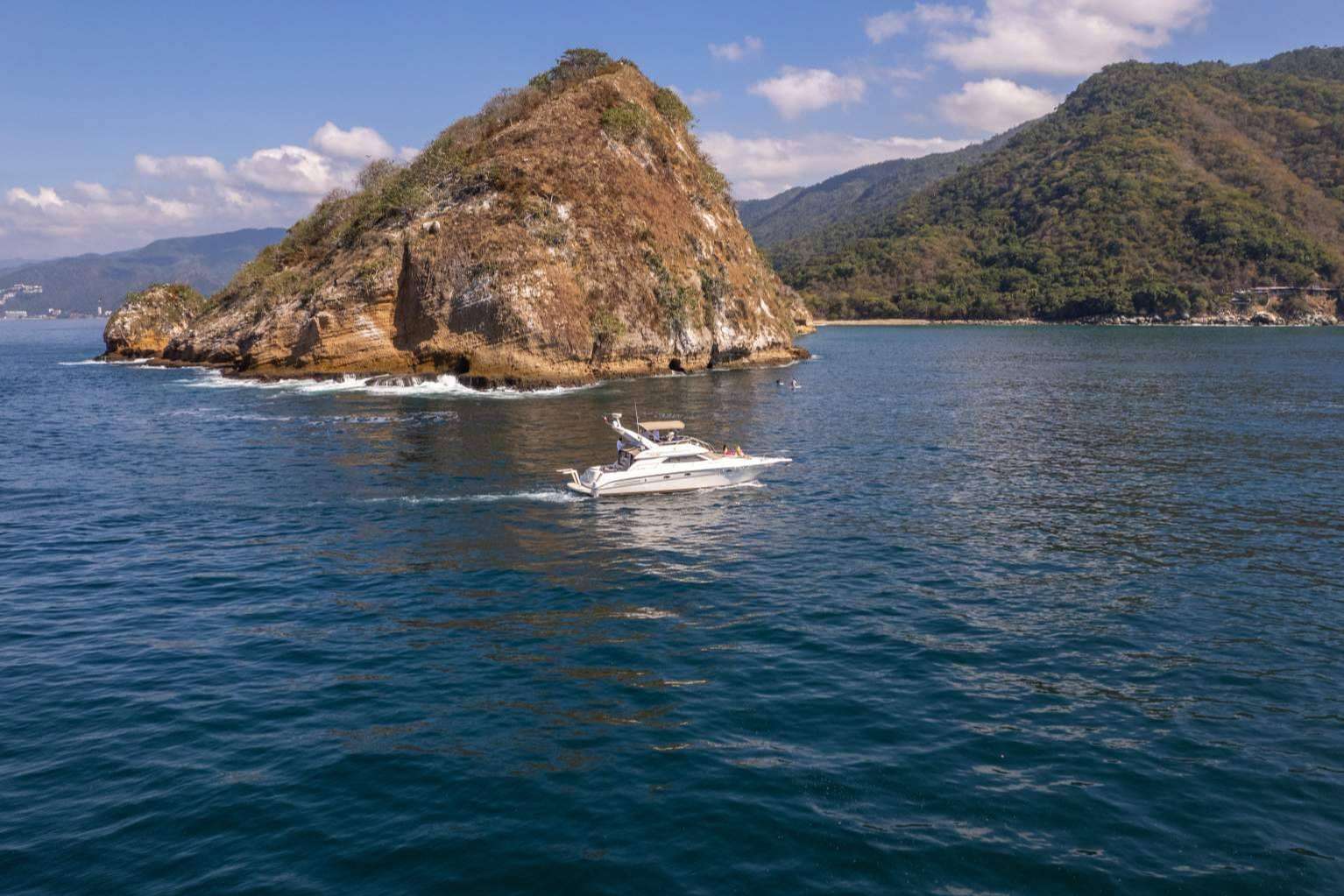 Yatezzitos ofrece alquiler de yates en Puerto Vallarta