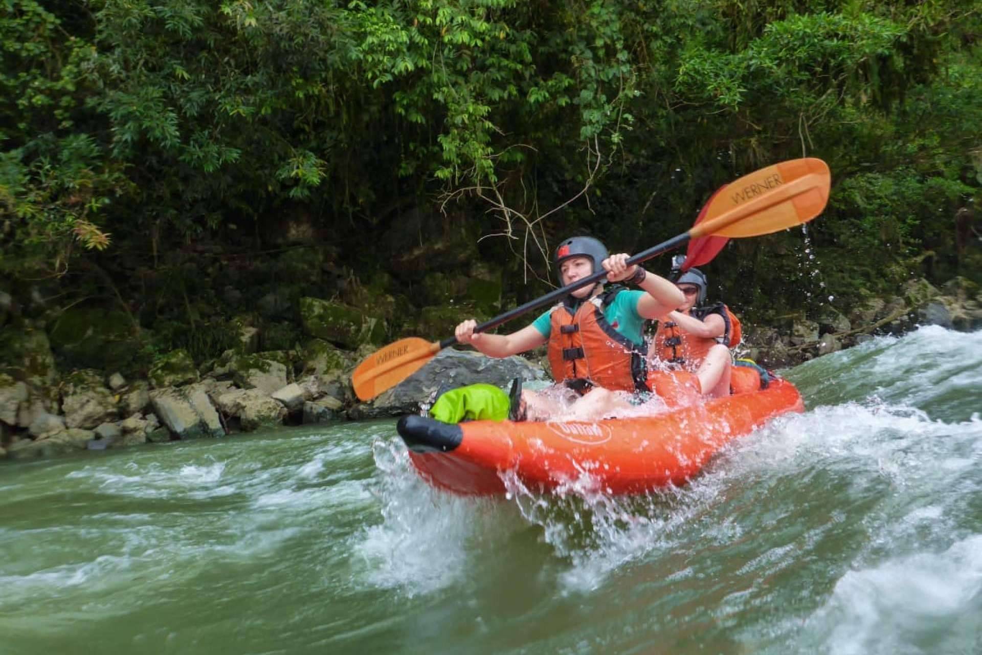 Hamadryade Lodge permite realizar rafting río abajo por el río Amazonas