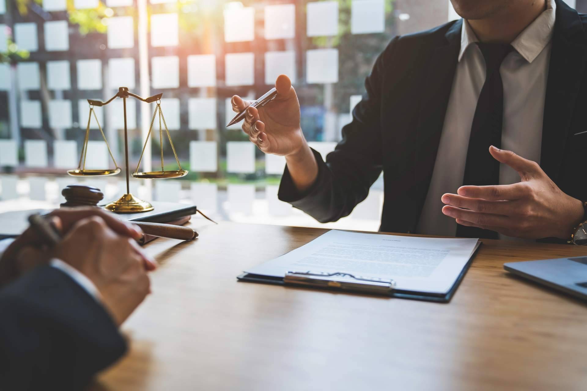 ¿Cuál es el rol del abogado corporativo en la protección de activos financieros?