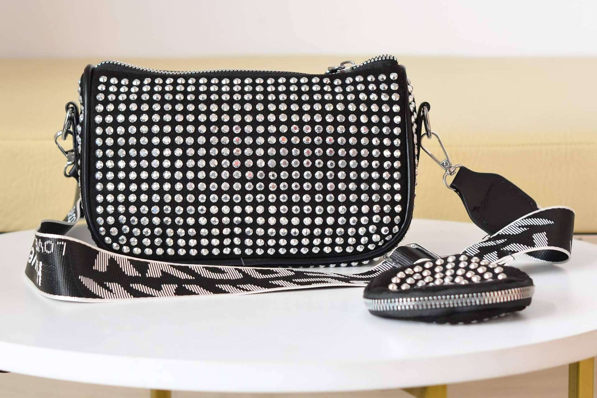 La tienda online colombiana Zavatty ofrece un amplio catálogo de bolsos para mujer de temporada