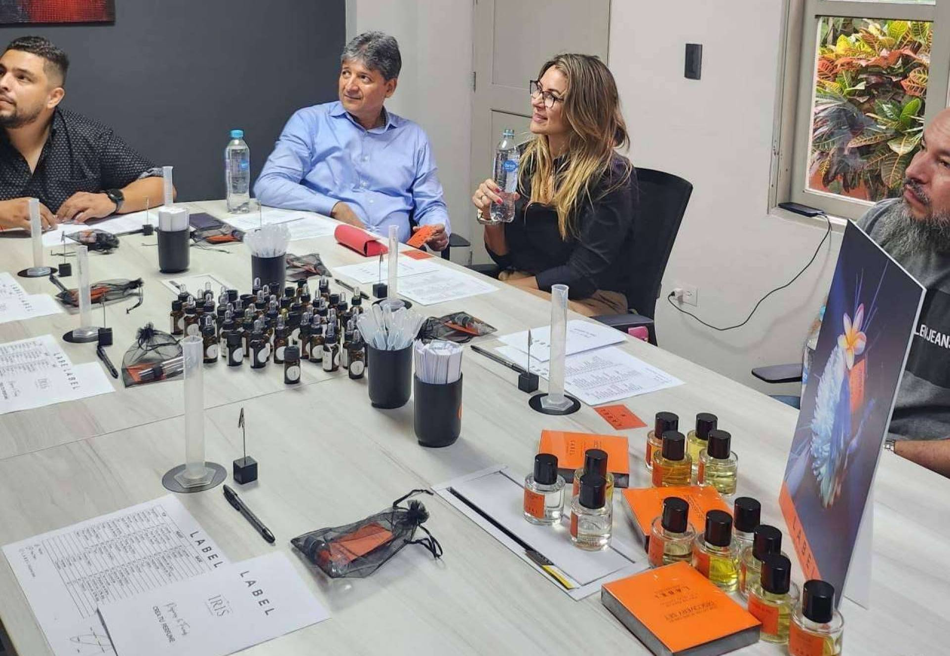 Iris y Label se unen para crear fragancias únicas en un taller de perfumes